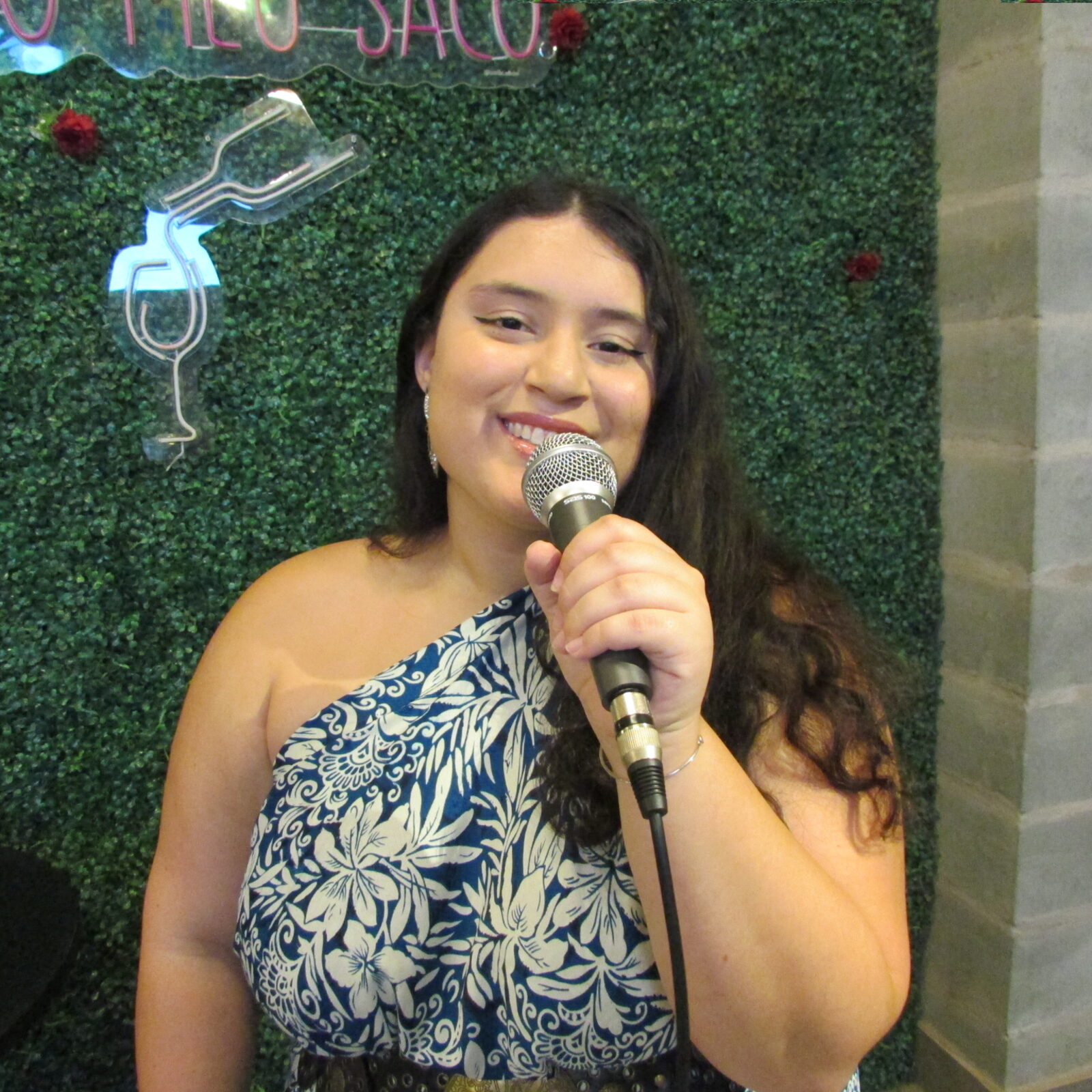 Diana Blum cantando ao microfone durante uma apresentação