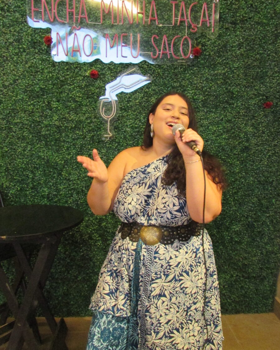 Diana Blum cantando em apresentação ao vivo